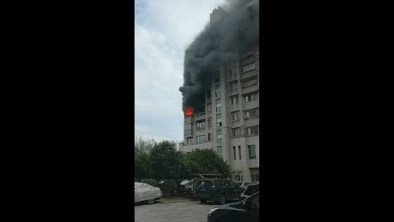 Massive fire engulfs an apartment and fills the building with thick smoke in Anhui, China