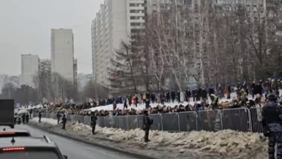 The queue to the cemetery where Navalny was buried