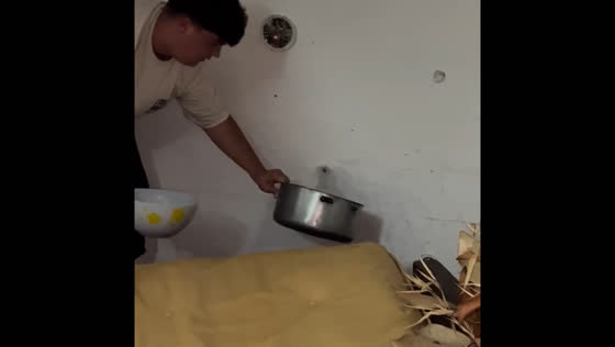 Friends contain water leak in Casilda, Santa Fe living room