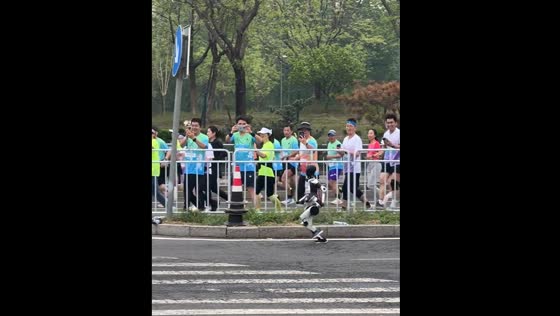 Robot joins race in Beijing