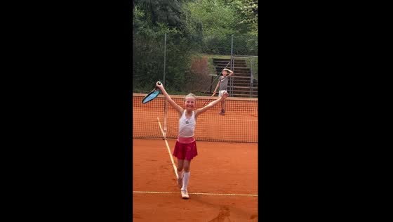 Little sister dominates sibling tennis showdown