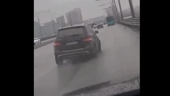 Driver continues on three wheels after losing tire in Kazan