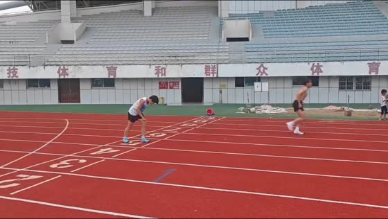Collision on track causes fall during running event in Guangxi, China