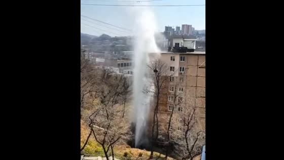 Hot water pipe bursts in Vladivostok, flooding nearby building