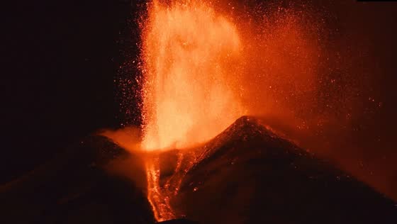 Etna's fourth paroxysmal fury: spectacular nighttime lava jets
