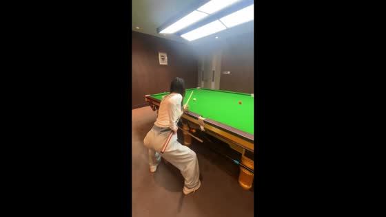 Woman uses unusual billiards shot method in Shaanxi, China