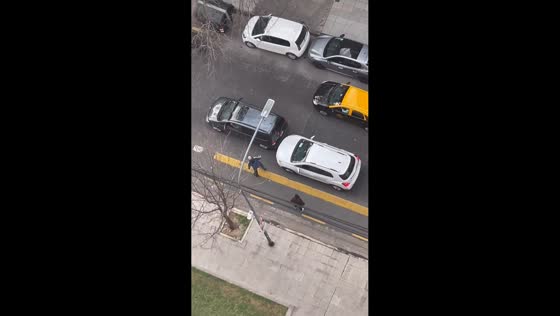 Black car reverses into white car before fleeing in Almagro, Buenos Aires, Argentina