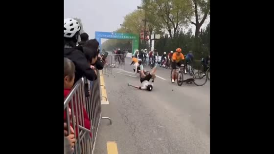Multiple cyclists crashed during race in Shaanxi, China