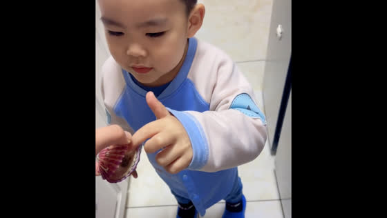 Boy gets finger bitten by clam after second attempt