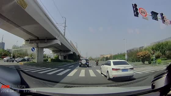 Car overtaking at high speed causes motorcycle crash in Jiangsu, China