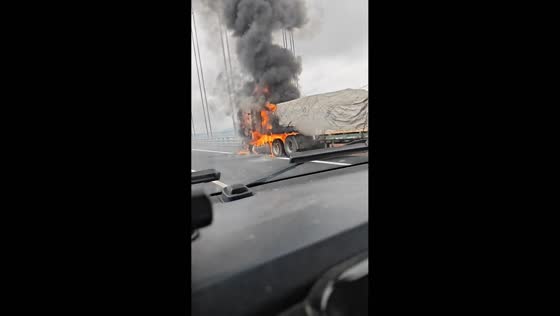 Truck fire sends thick smoke over Huangpu Bridge in Guangdong, China