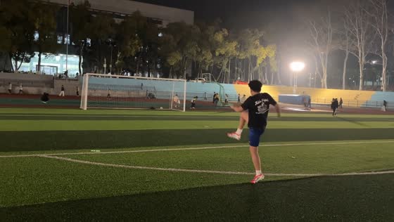 Strong football kick accidentally hits bystander near goal in Hubei, China