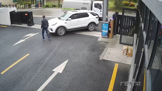 Pedestrian hit by SUV outside shop in Zhejiang, China