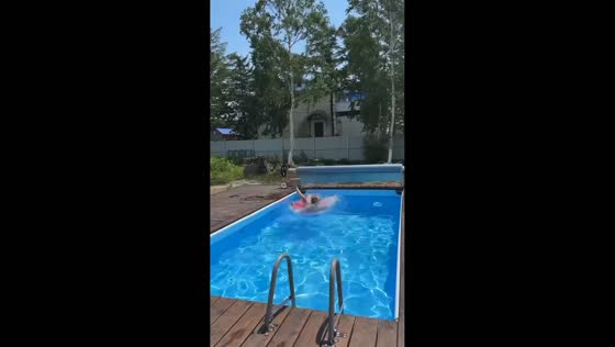 Inflatable tube flips during pool jump in Yuzhno-Sakhalinsk, Russia