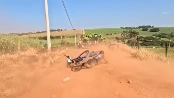 Cyclist causes multiple falls in São Carlos, Brazil