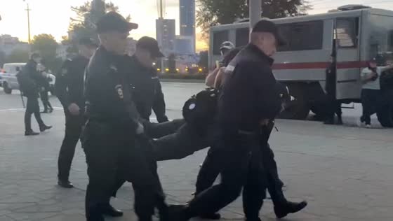 Police detain protesters against mobilization indiscriminately in Yekaterinburg!