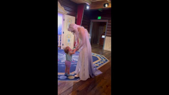 Heartwarming moment at Frozen attraction in Orlando, Florida