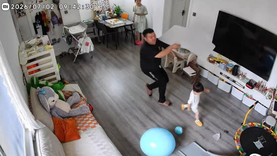 Father catches falling ceiling debris before it hits child in Anhui, China