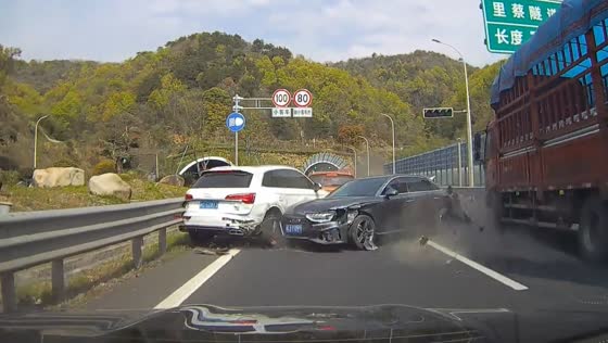 Multiple vehicles involved in accident in Shanghai