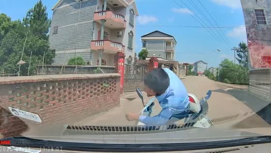 E-scooter rider crashes on curved rural road in Jiangxi, China
