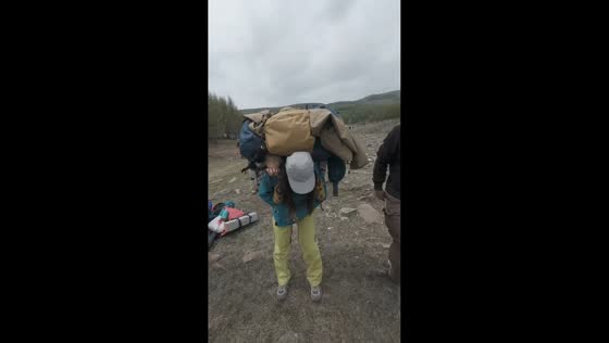 Hiker falls while struggling with heavy backpack in Hebei, China