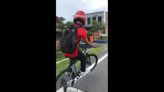Bicycle wheelie attempt ends in a fall in Ampang, Malaysia