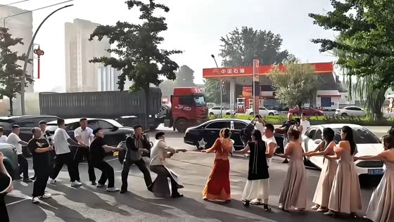 Tug-of-war rope snaps during wedding game in Liaoning, China