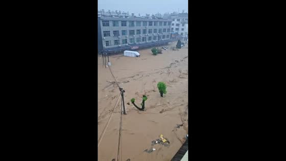Powerful flash flood sweeps through urban street in Fujian, China