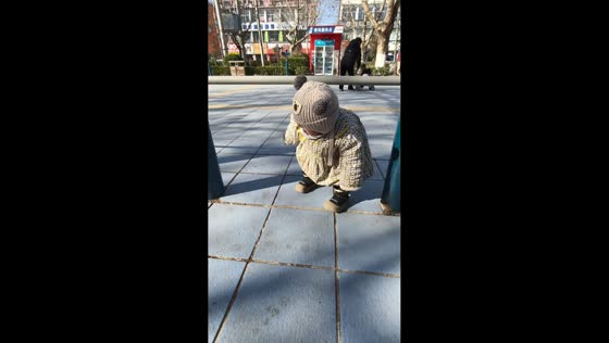 Child repeatedly bumps head on street workout bars in Henan, China