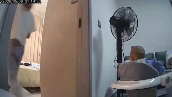 Baby on walker hilariously carries electric fan in Henan, China
