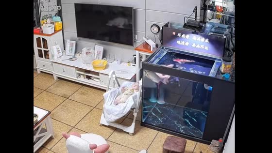 Baby cries after fish splash water in Henan province, China
