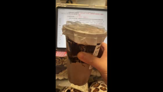 Milk tea spills after cup rips in Guizhou, China