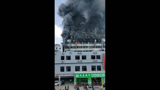 Large industrial fire engulfs shoe factory in Fujian, China