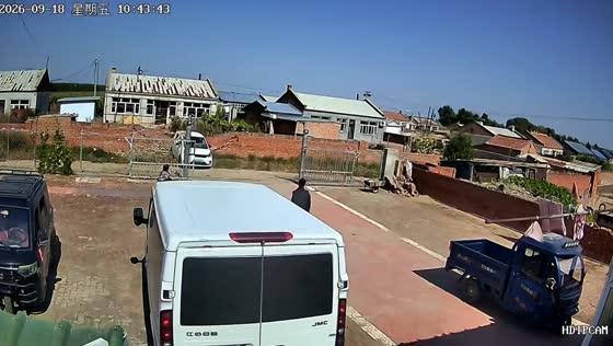 Car reverses into wall in parking lot in Heilongjiang, China