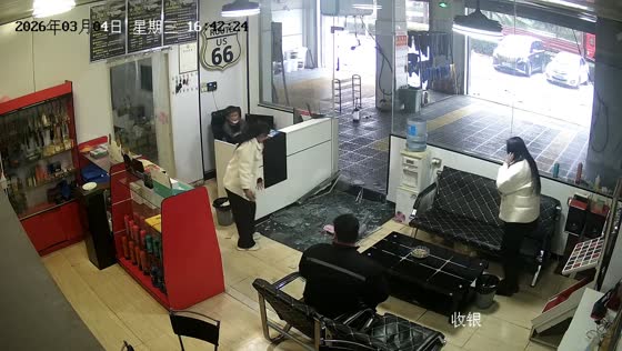 Woman’s fast entrance causes store shutters to slam in Henan, China