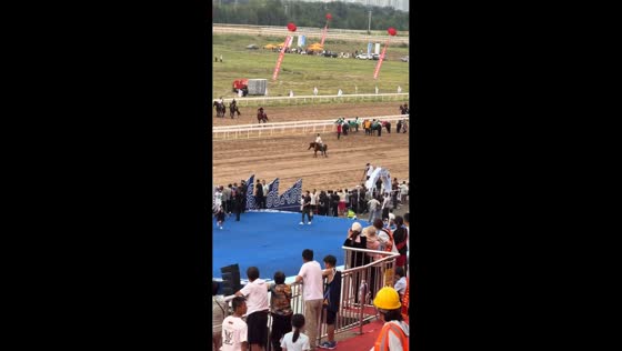 Horse rider skillfully collects textiles at full speed in Inner Mongolia, China