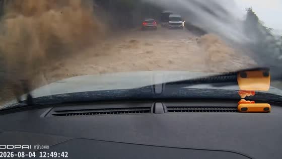 Mudslide and flash flood sweep across highway in Hubei, China