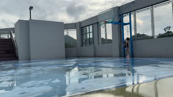 Basketball gets stuck on hoop frame during solo practice in Guangdong, China