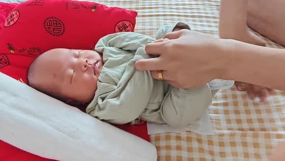 Caregiver uses rhythmic tapping method to soothe infant back to sleep in Shandong, China