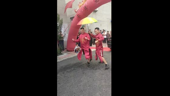 Graceful wedding dance with umbrella adds joy to Hebei wedding
