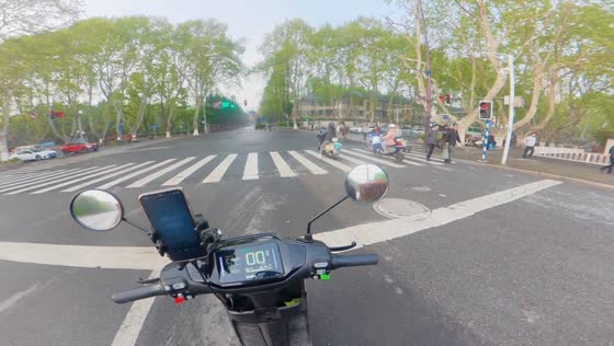 Motorcycles collide at intersection in Jiangsu, China