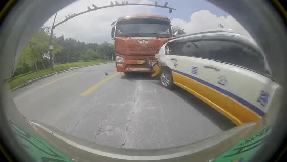 Truck crashes into driving school car, causing a chain-reaction collision in Henan, China