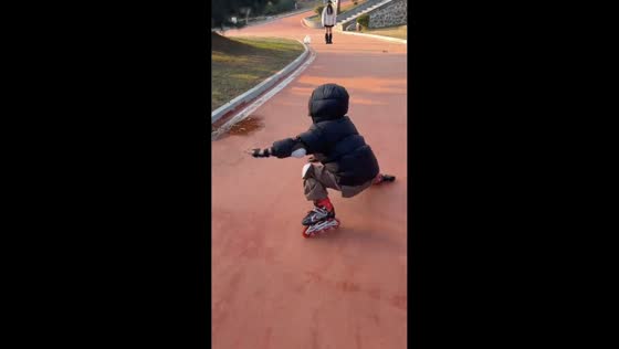 Boy’s self-taught roller skating mishap in Shandong, China