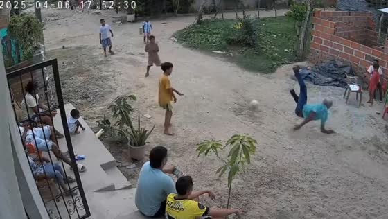 Man hilariously falls after missing a kick in Santa Cruz de Mompox, Colombia