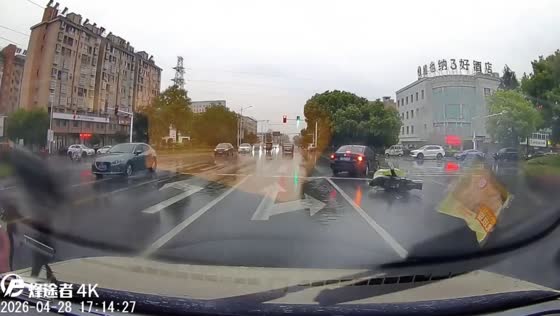 Scooter rider slips and falls in rainy road incident in Danyang, Jiangsu, China