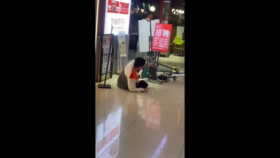 Man crashes while riding shopping cart in Hebei, China