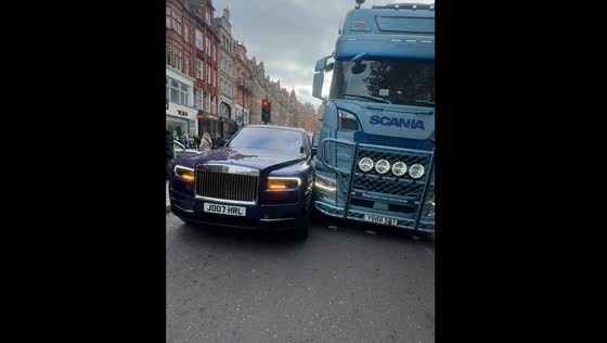 Rolls Royce Cullinan and Scania lorry truck collision in Knightsbridge, London