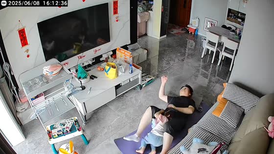 Funny moment as daughter accidentally falls on sleeping father in Shanxi, China