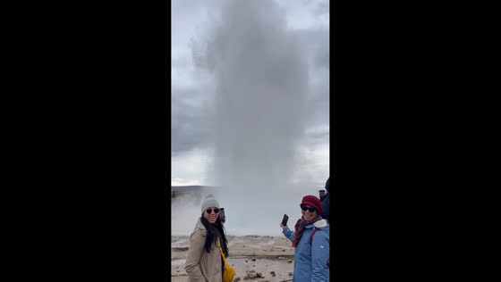 Geyser eruption amazes tourists in Haukadalur, Iceland