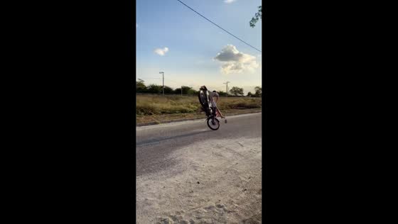 Man loses balance attempting motorcycle trick in Capim Grosso, Brazil